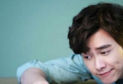 最新圈内爆料李易峰女友,神秘女友身份引热议